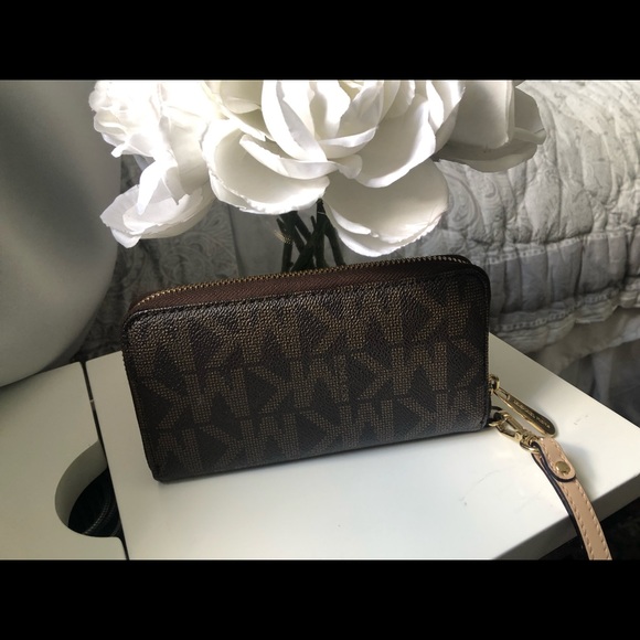 Michael Kors signature wristlet wallet - Picture 2 of 4